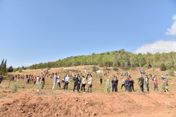 Türk Kızılay Haftası'nda Kızılay Karşıyaka Şubesi ve Karşıyaka Kaymakamlığının Organizasyonuyla 2023 Fidan Toprağa Dikildi